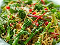 Оризови спагети с броколи и кедрови ядки - снимка на рецептата